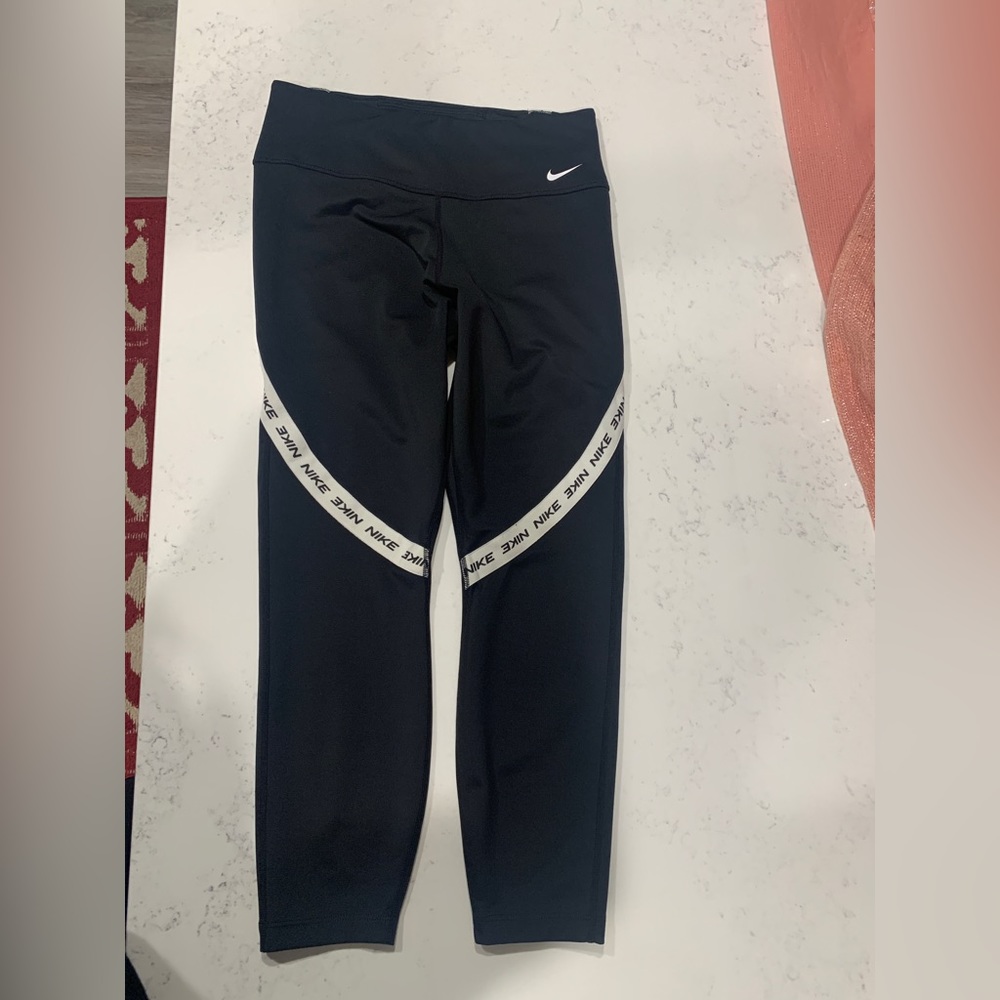 NIKE capri leggings size Medium